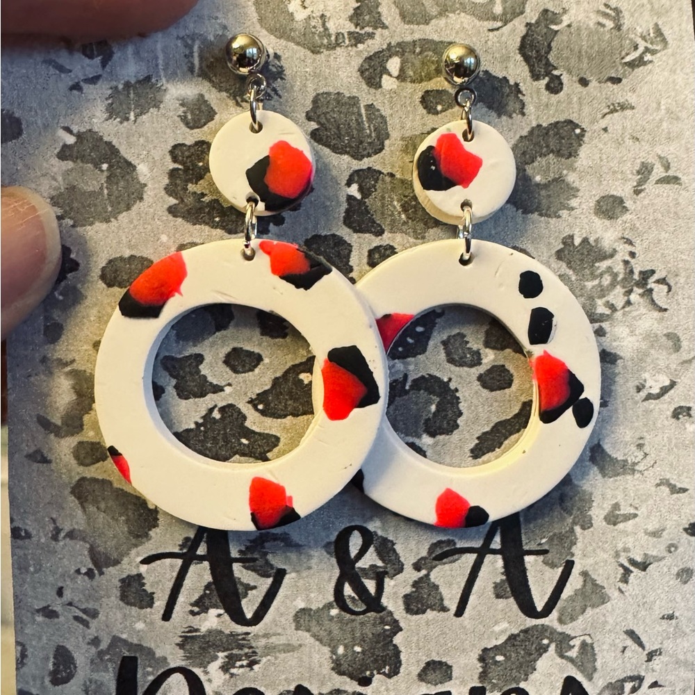 Abstract White and Red Circle Earrings‎